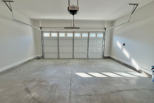 Building Photo - AVAILABLE NOW! (Pet Friendly)