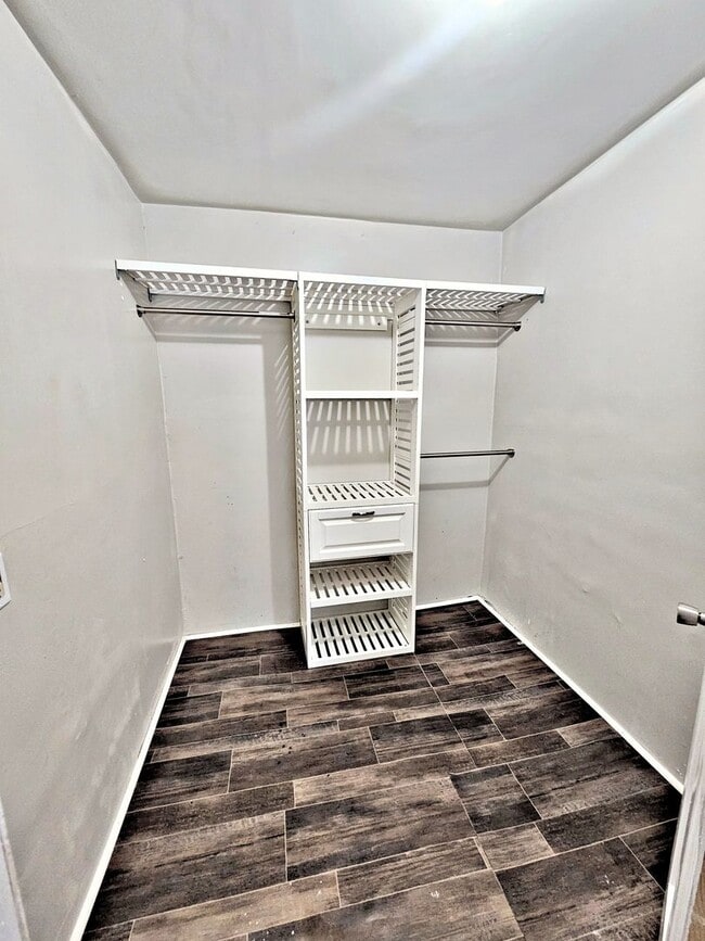 Building Photo - 614 3rd Ave SW