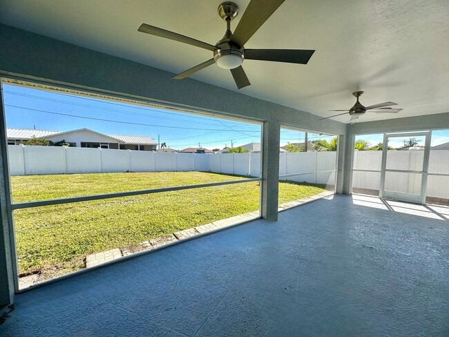 Building Photo - Stunning 3 Bedroom + Den Home with Fence +...