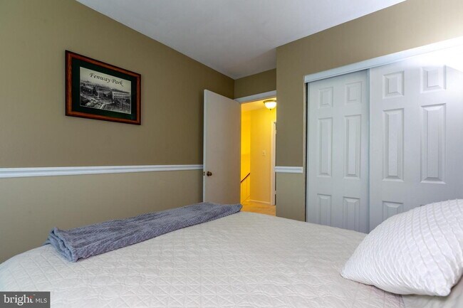 Building Photo - Stylish and Spacious Townhome with Open Floor Plan and Updated Kitchen