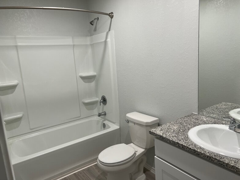 master bedroom toilet and bathtub - 9726 Mill Dam