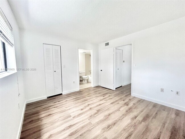 Building Photo - 400 Palm Cir W