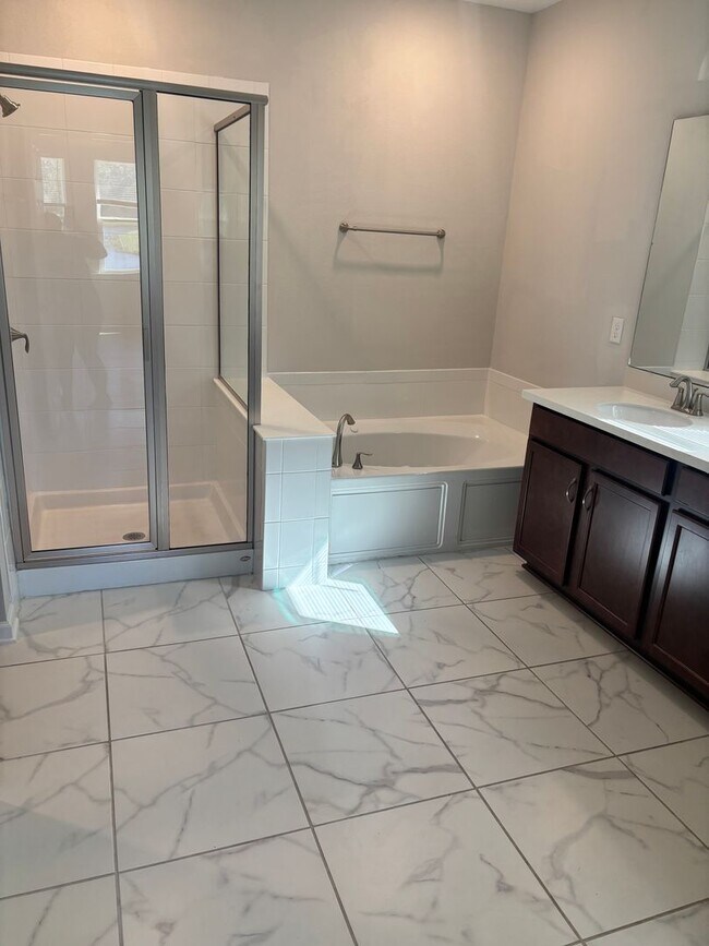 Building Photo - 4 Bedroom 3 Full Bath House in Convenient Location