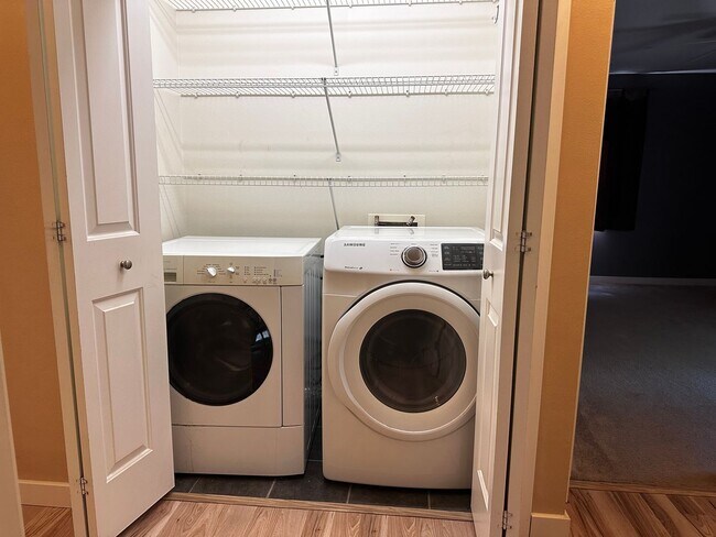 Building Photo - Spacious 2 bed 1 bathroom Condominium