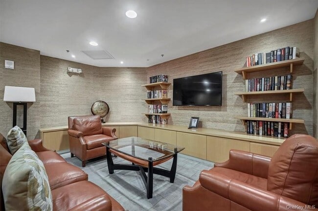 Building Photo - 1 Renaissance Square