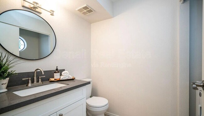 Building Photo - 1329 S Mitchell Dr