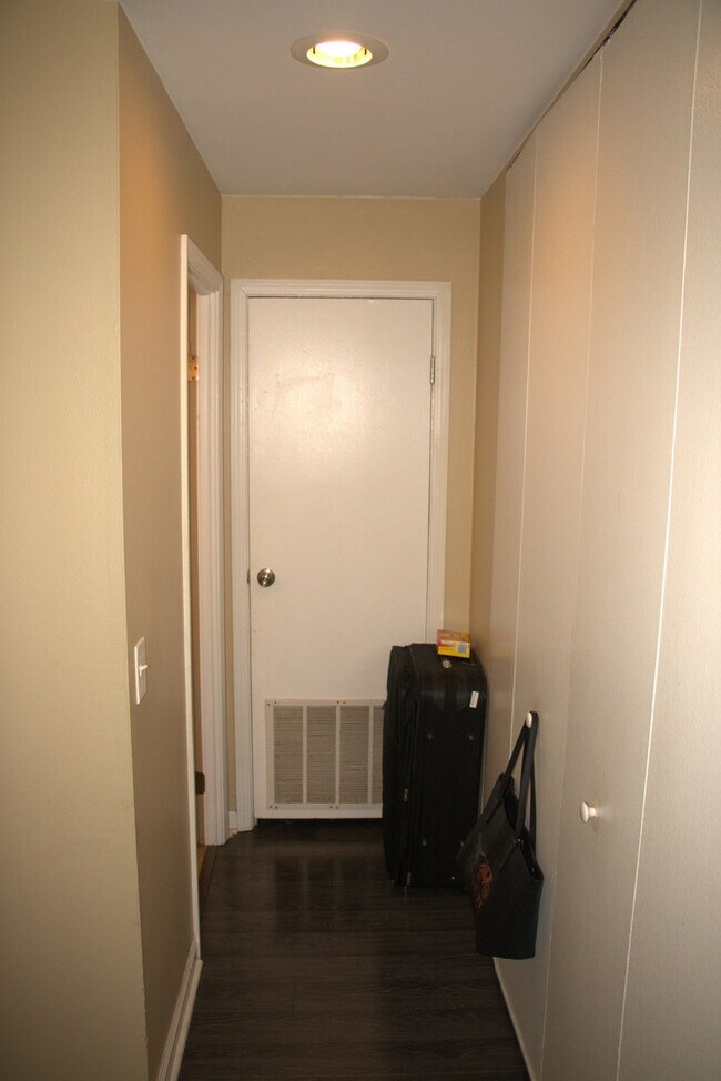 Building Photo - 6000 Oakwood Dr