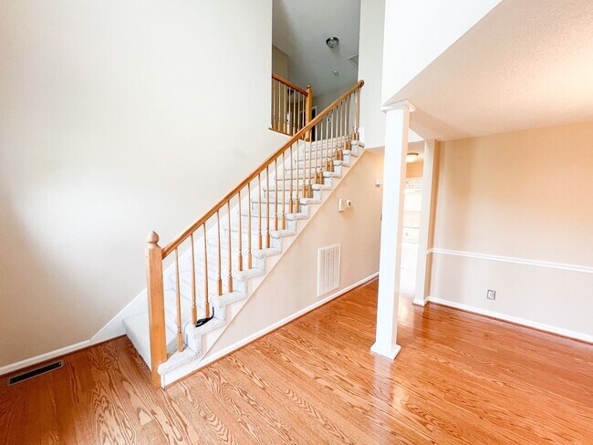 Building Photo - 3 Bedroom 2 1/2 Bathroom Home with fenced ...