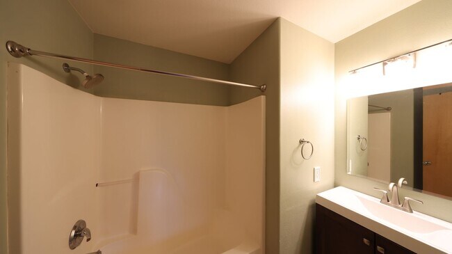 Building Photo - 4 Bed 2.5 Bath - Dog Friendly - Groups - N...