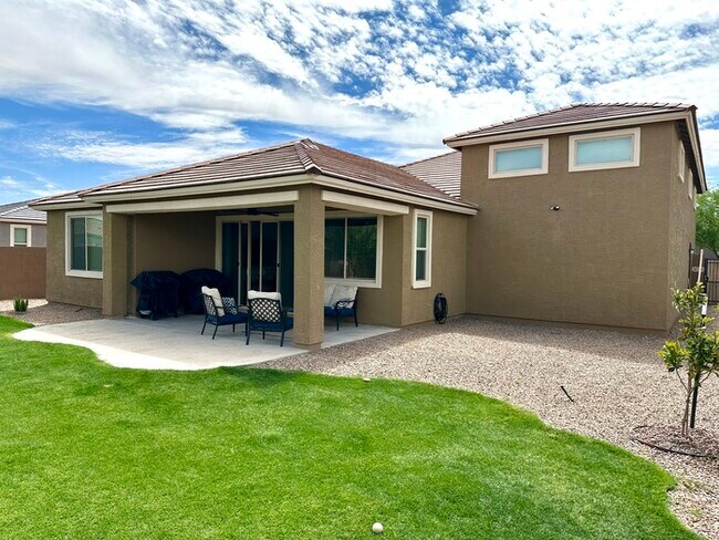 Building Photo - Massive RV Garage plus fantastic floorplan in Casa Vista