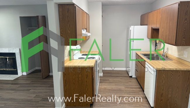 Building Photo - Ground Floor Condo Available Now!