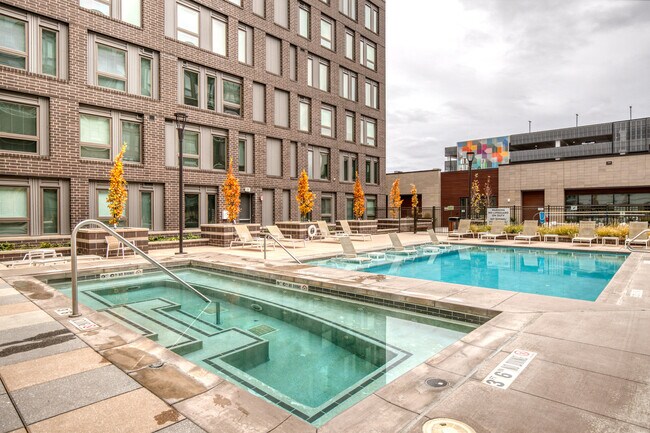 Building Photo - 985 Albion St