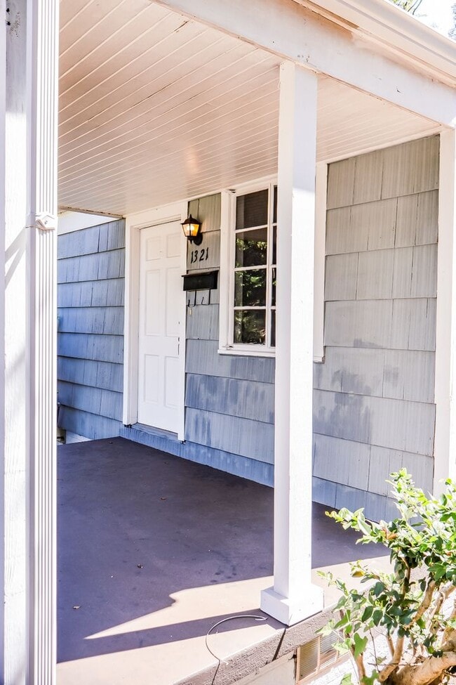 Building Photo - 2BR Cozy Ensley Home