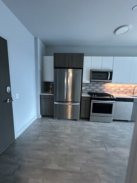 Building Photo - 1027 W Addison St