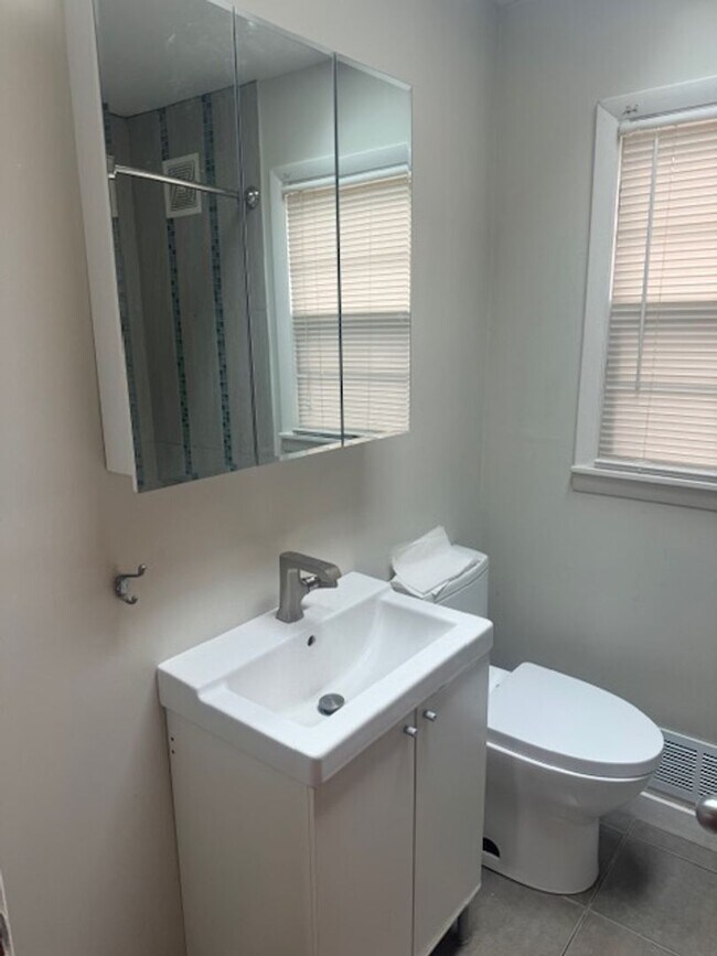 Building Photo - Updated SFH with 3 Beds, 1.5 Baths, 2 Car Garage in the Heart of Edina!