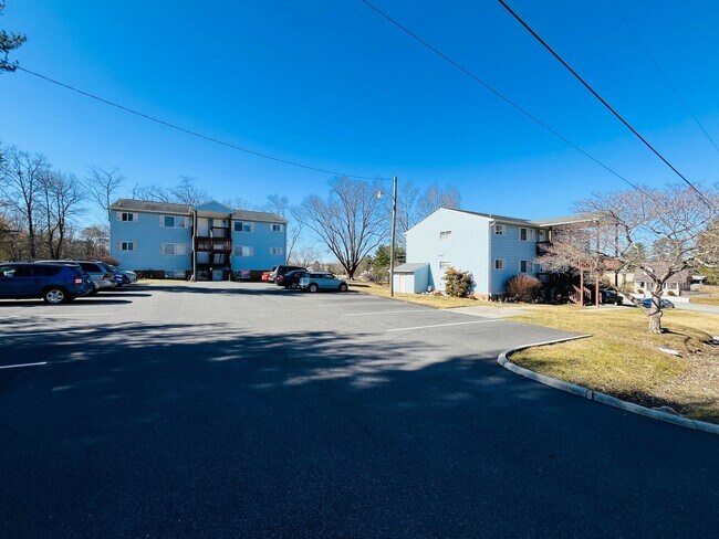 Building Photo - * RE-RENTAL AVAILABLE 6/16/26 * 3 Bedroom, 2 Bath Apartment