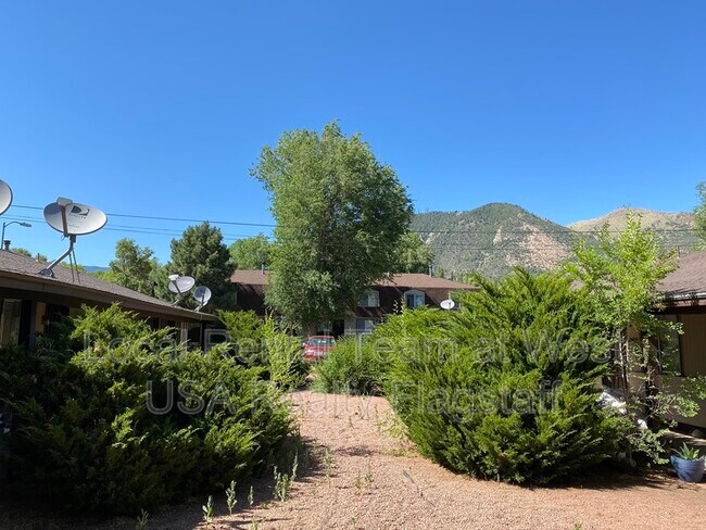 Building Photo - 2219 E Dortha Ave