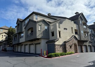 Building Photo - 2BR/2BTH Third Floor Penthouse
