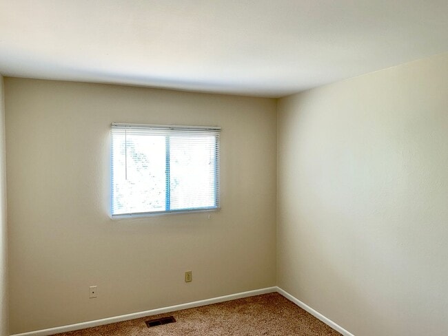 Building Photo - 3 Bedroom 2 1/2 Bath Home Nestled on a Qui...