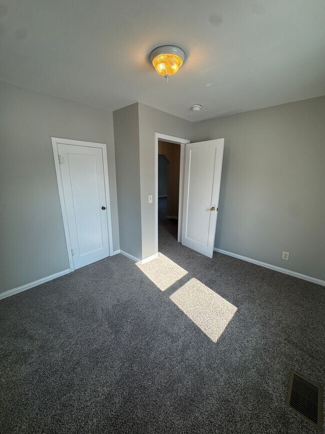 Building Photo - 2 bedroom 1 bath house with 1 car garage