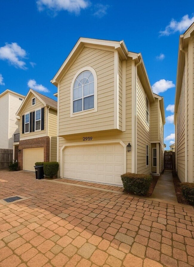 Primary Photo - 2939 Clinton Dr