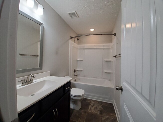 Building Photo - 3 Bedroom 2 Full Bath Dog Friendly Home For Rent!