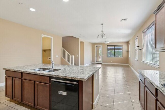 Building Photo - Welcome to this Charming 5 bedroom, 3.5 ba...