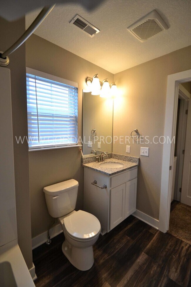 Building Photo - 2 Bedroom, 2 1/2 Bath Townhome in Urbandale with attached 2 car garage