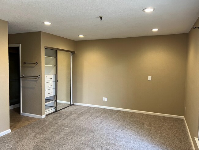 Building Photo - Spacious 3 Bed 2 Bath Condo Located in Desirable Mountain View Location