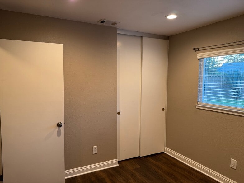 Building Photo - 15840 Rainbow Dr