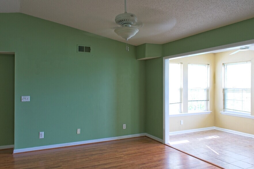 Building Photo - 2269 Essex Dr