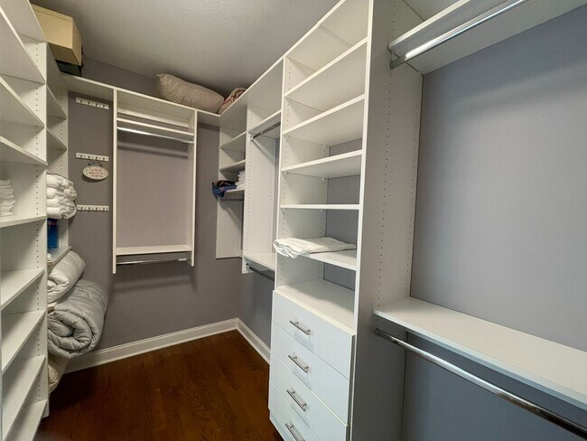 Building Photo - Fully Furnished, Short Term Rental, 1 Mont...