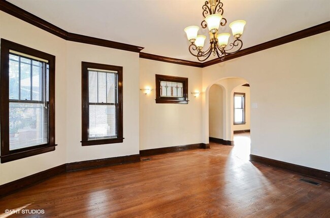 Building Photo - 3 bedroom in Chicago IL 60630