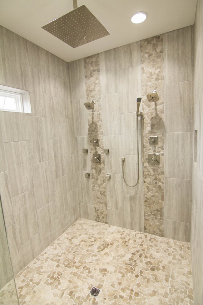 Building Photo - NOW AVAILBLE!! Furnished Custom-Built Home w/ Flexible Lease Options, 1.5 Miles to Broadway!