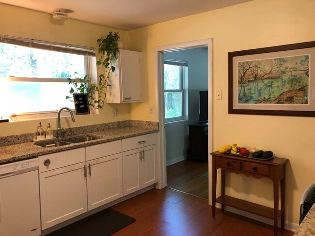 Building Photo - Three Bedroom 1.5 Bath Home in Great Location in NW Orman Leigh Estates