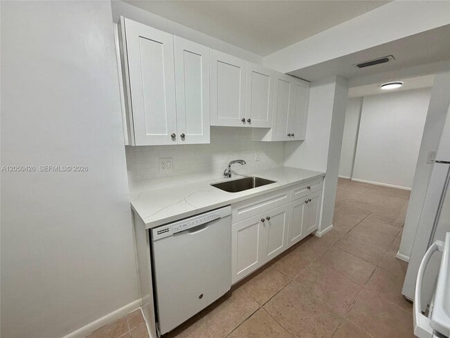 Building Photo - 4400 Hillcrest Dr
