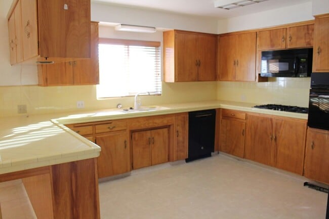 Building Photo - 1804 Duke Dr