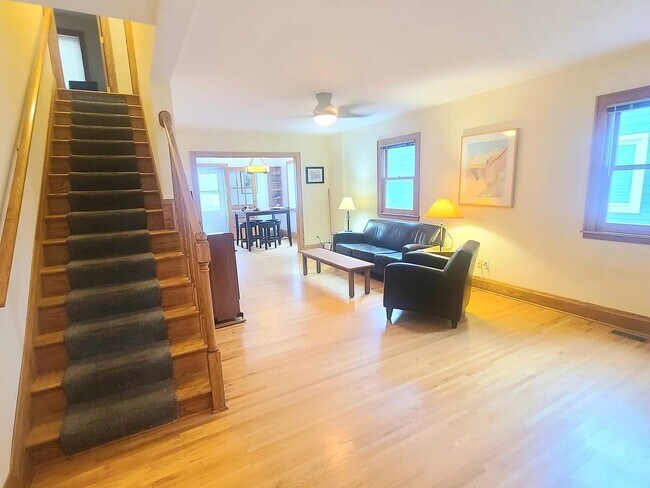 Building Photo - Great Southwest Minneapolis 3br/2ba Home - Avail June 1 for long term lease