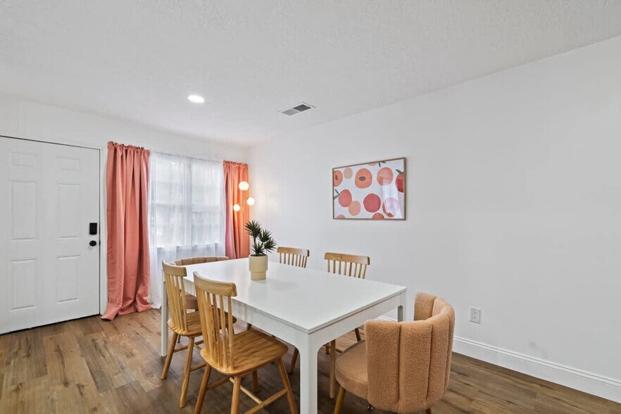 Building Photo - 2405 Peach Dr