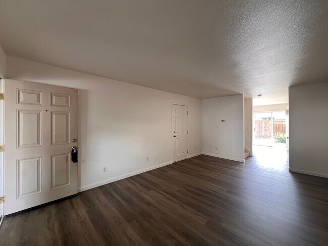 Building Photo - 665 Starlite Dr