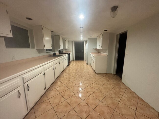 Primary Photo - 297 Robinson St