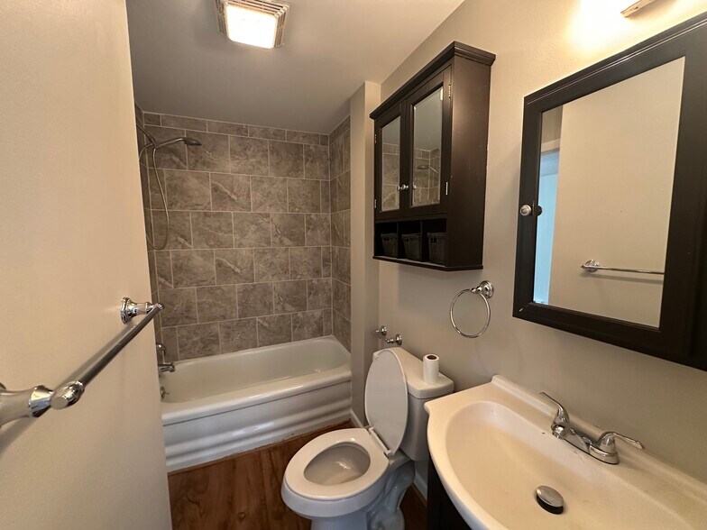 Upstairs Full Bath - 407 W High St