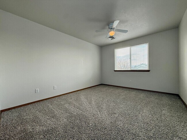 Building Photo - SPACIOUS NEWLY UPDATED TOWNHOME IN REDMOND!!