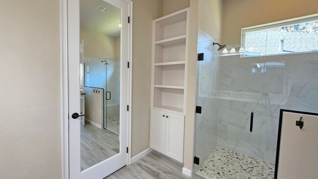 Building Photo - FOR RENT 4 BEDROOM 3 BATHROOM HOME