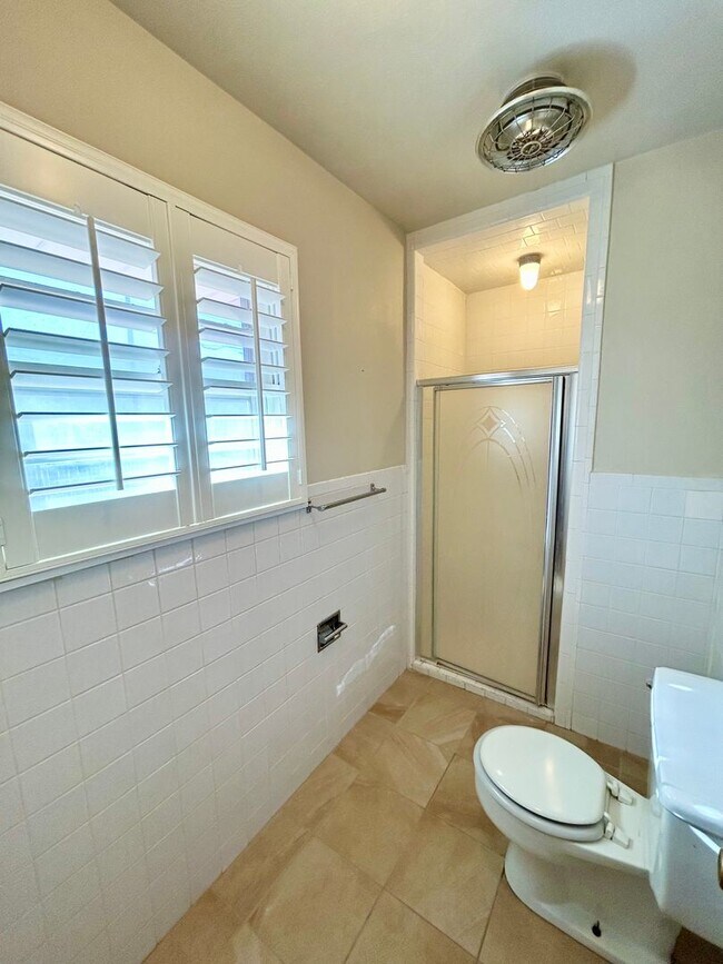 Building Photo - 3 bed 2 bath near the west loop Now available