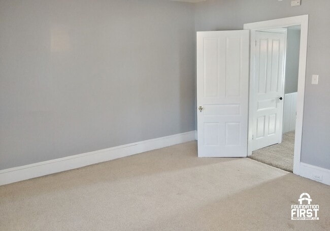 Building Photo - 5 Bed / 2 Bath Single Family Duplex