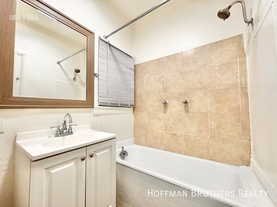 Building Photo - 1802 N La Brea Ave