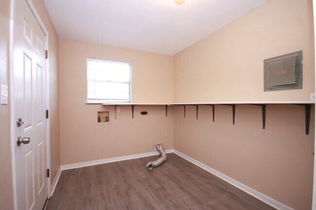 Building Photo - Updated 3BR/2BA Home with New Flooring & F...