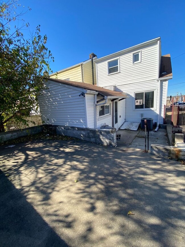 Building Photo - NEWLY RENOVATED 2 BEDROOM IN THE HEART OF ...