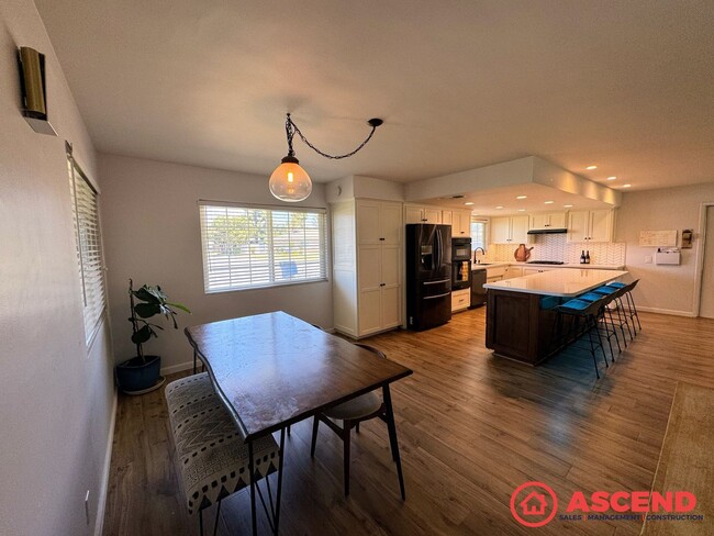 Building Photo - Lovely Home In Olive Dr Area!